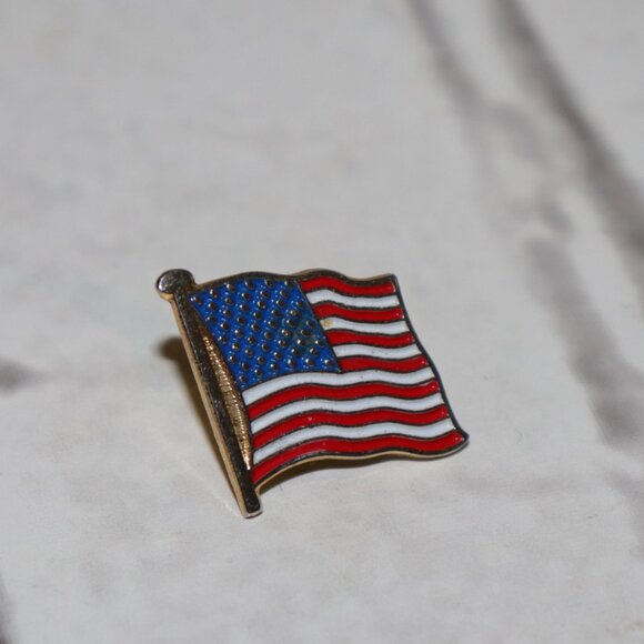 ✨ Gold American Flag Lapel Pin – .75"  ✨ - Picture 1 of 4
